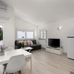  Apartamento Bright - 5min To The By Lovelystay